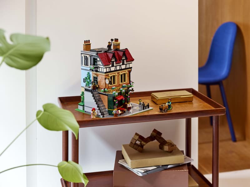 Historic Tudor Corner Building Display Model - 10350