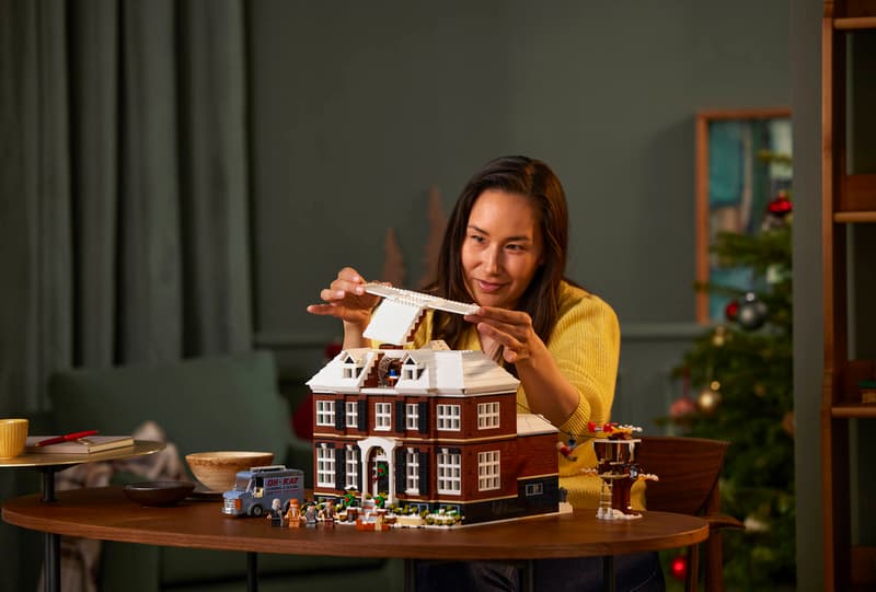 Classic Christmas House Display Model - 21330