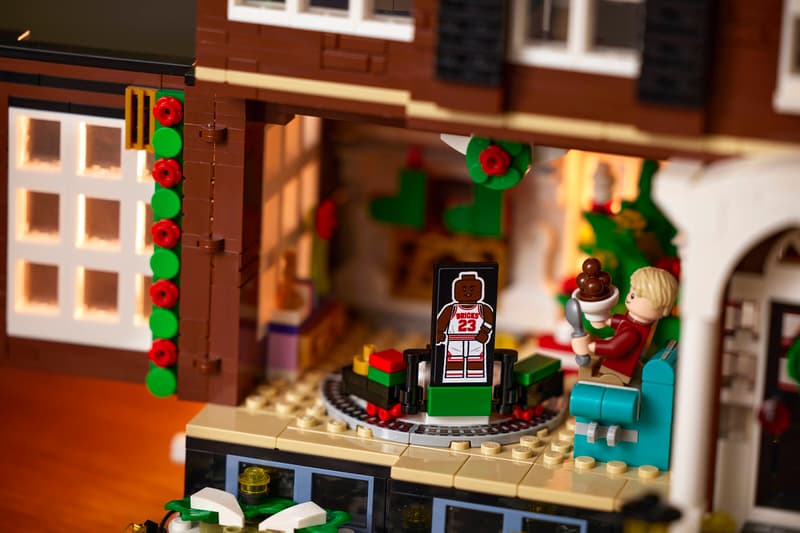 Classic Christmas House Display Model - 21330