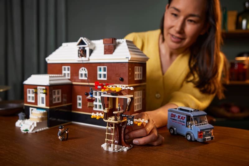 Classic Christmas House Display Model - 21330