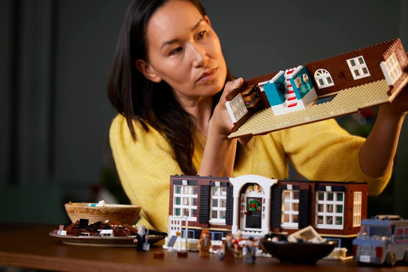 Classic Christmas House Display Model - 21330