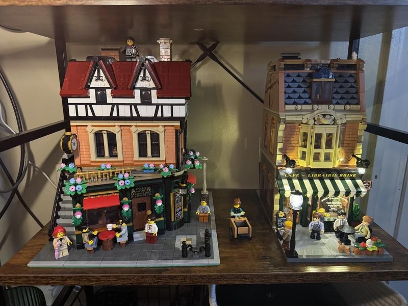 Historic Tudor Corner Building Display Model - 10350