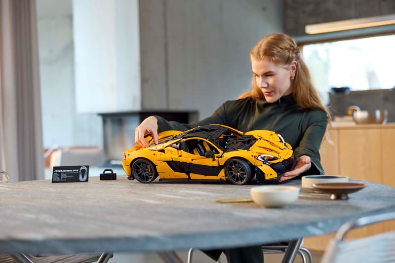 1:8 Scale Hybrid Supercar P1 Building Model - 42172