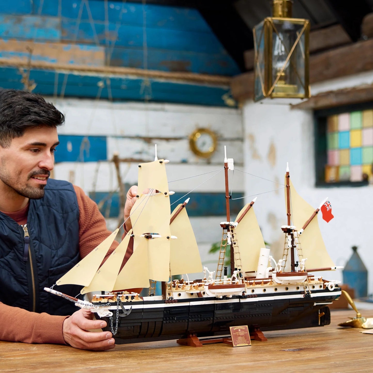Historic Exploration Ship Building Model - 10335
