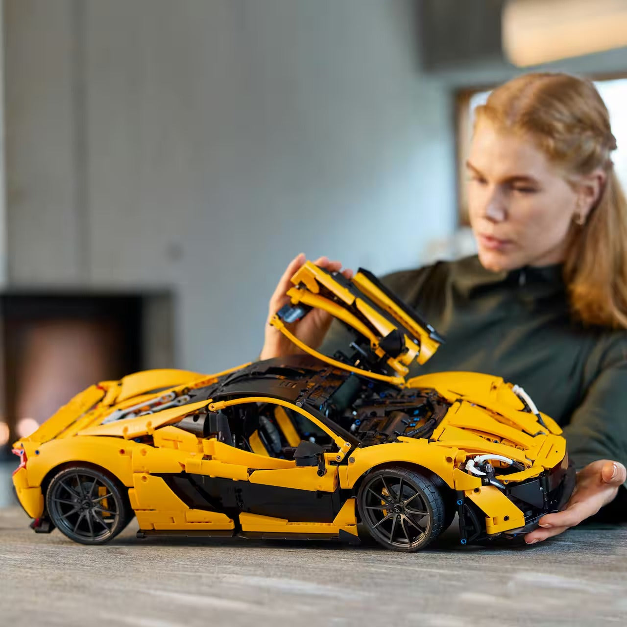 1:8 Scale Hybrid Supercar P1 Building Model - 42172