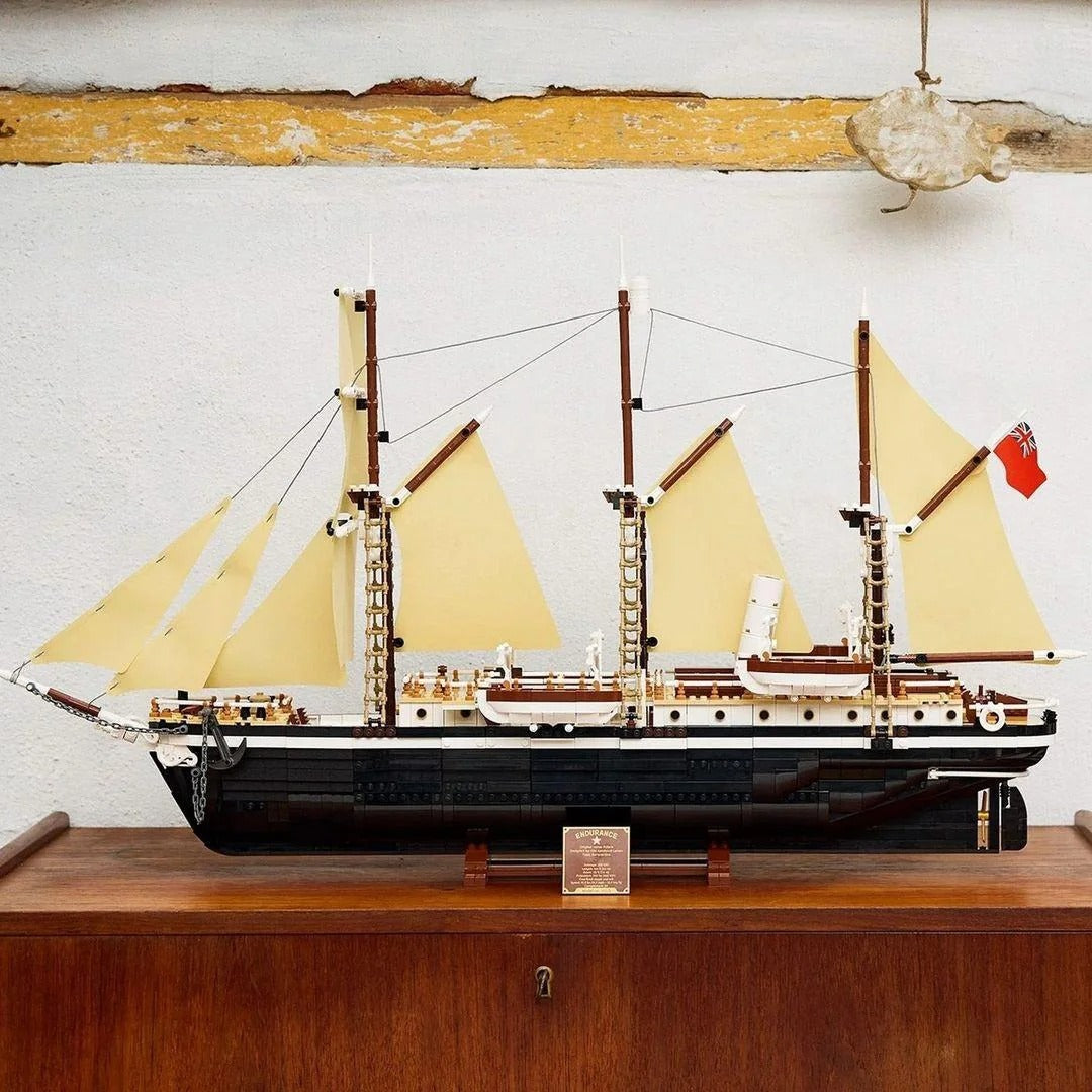 Historic Exploration Ship Building Model - 10335