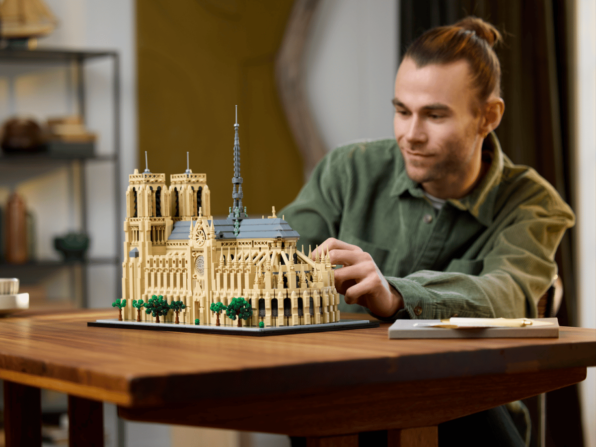 Notre-Dame Architectural Building Model - 21061